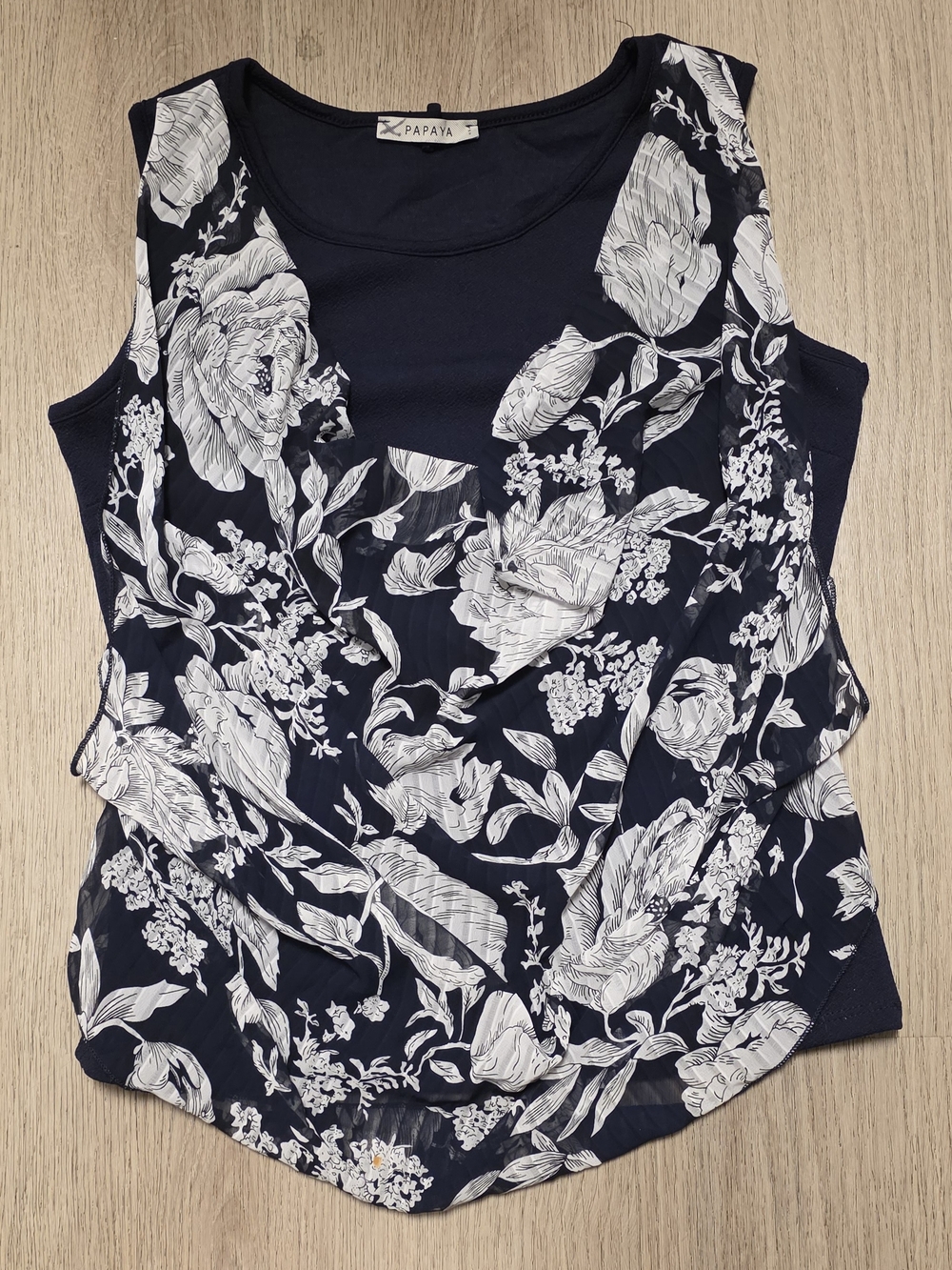 Papaya Sleeveless Blouse Navy and White Floral Size M